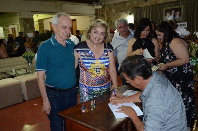 Noite emocionante marca o lançamento do livro Chá dos 30 comemorando as 3 décadas da rede de lojas Chá de Panela