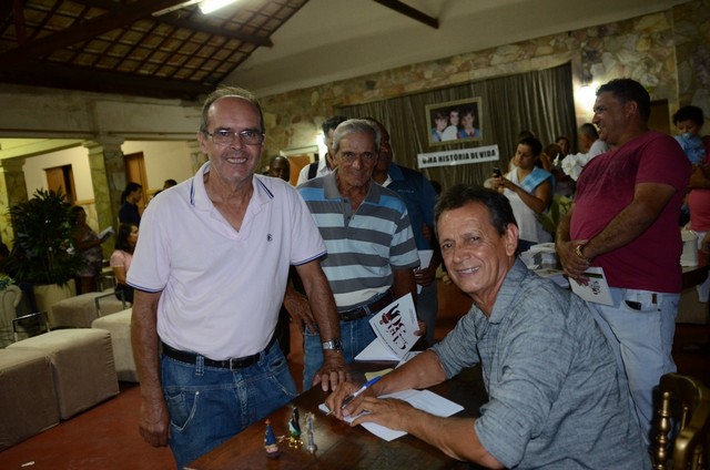 Noite emocionante marca o lançamento do livro Chá dos 30 comemorando as 3 décadas da rede de lojas Chá de Panela