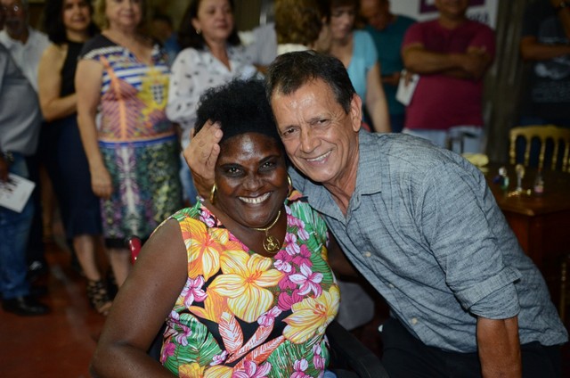 Noite emocionante marca o lançamento do livro Chá dos 30 comemorando as 3 décadas da rede de lojas Chá de Panela