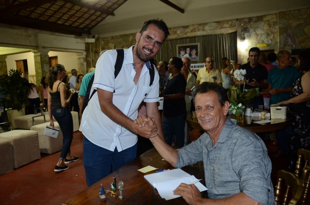 Noite emocionante marca o lançamento do livro Chá dos 30 comemorando as 3 décadas da rede de lojas Chá de Panela