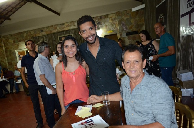 Noite emocionante marca o lançamento do livro Chá dos 30 comemorando as 3 décadas da rede de lojas Chá de Panela