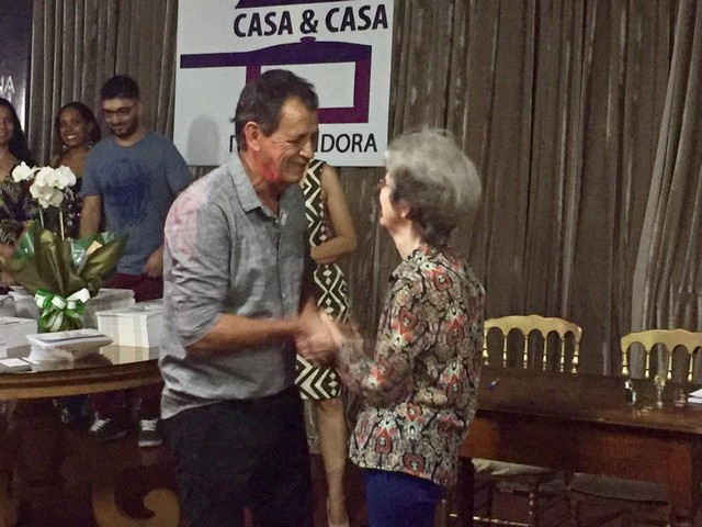 Noite emocionante marca o lançamento do livro Chá dos 30 comemorando as 3 décadas da rede de lojas Chá de Panela