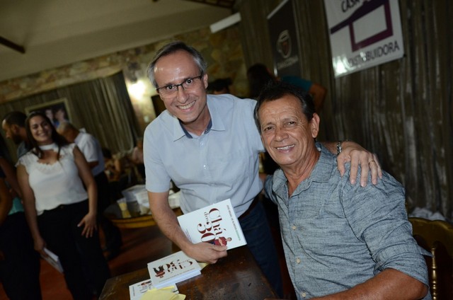 Noite emocionante marca o lançamento do livro Chá dos 30 comemorando as 3 décadas da rede de lojas Chá de Panela