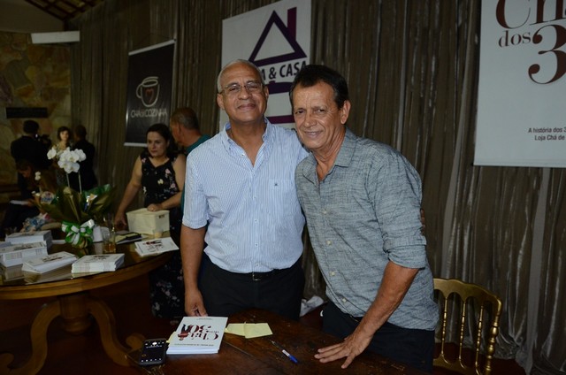 Noite emocionante marca o lançamento do livro Chá dos 30 comemorando as 3 décadas da rede de lojas Chá de Panela