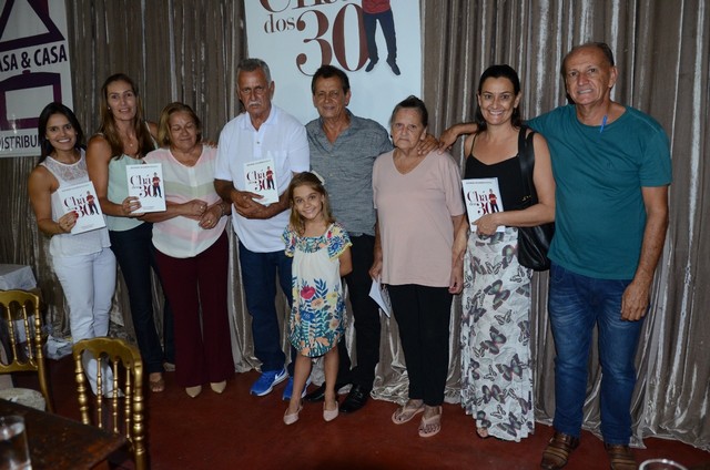 Noite emocionante marca o lançamento do livro Chá dos 30 comemorando as 3 décadas da rede de lojas Chá de Panela