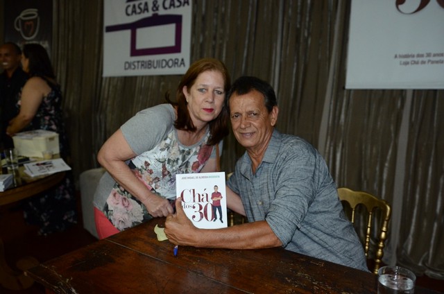 Noite emocionante marca o lançamento do livro Chá dos 30 comemorando as 3 décadas da rede de lojas Chá de Panela