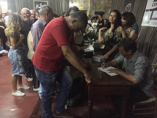 Noite emocionante marca o lançamento do livro Chá dos 30 comemorando as 3 décadas da rede de lojas Chá de Panela