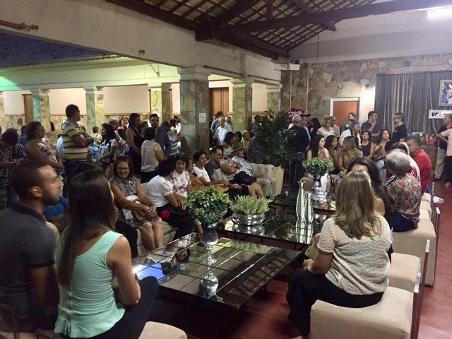 Noite emocionante marca o lançamento do livro Chá dos 30 comemorando as 3 décadas da rede de lojas Chá de Panela