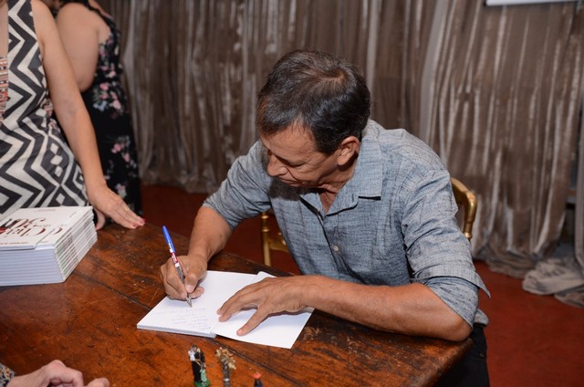 Noite emocionante marca o lançamento do livro Chá dos 30 comemorando as 3 décadas da rede de lojas Chá de Panela