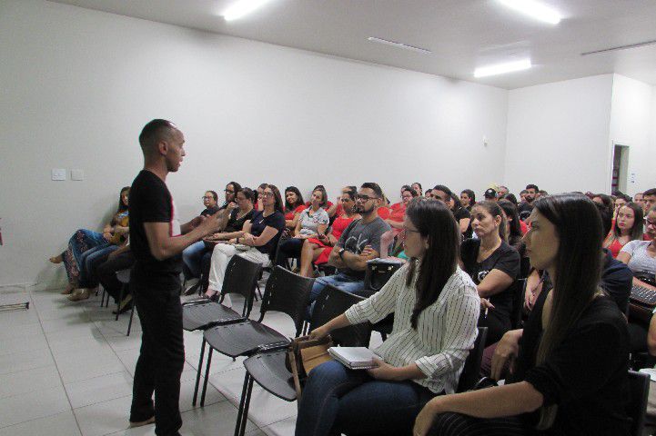 Palestra “O Teatro do Cotidiano” agita e motiva associados