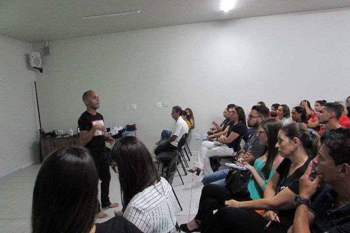 Palestra “O Teatro do Cotidiano” agita e motiva associados