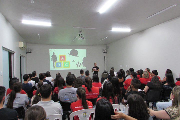 Palestra “O Teatro do Cotidiano” agita e motiva associados