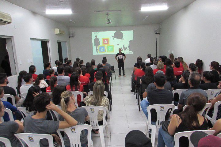 Palestra “O Teatro do Cotidiano” agita e motiva associados