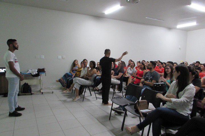 Palestra “O Teatro do Cotidiano” agita e motiva associados