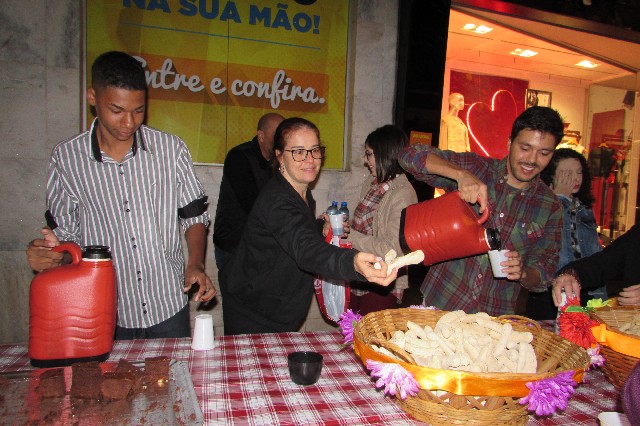 Arraiá do Dia dos Namorados reúne multidão