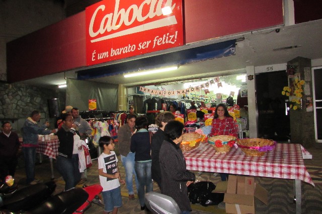 Arraiá do Dia dos Namorados reúne multidão