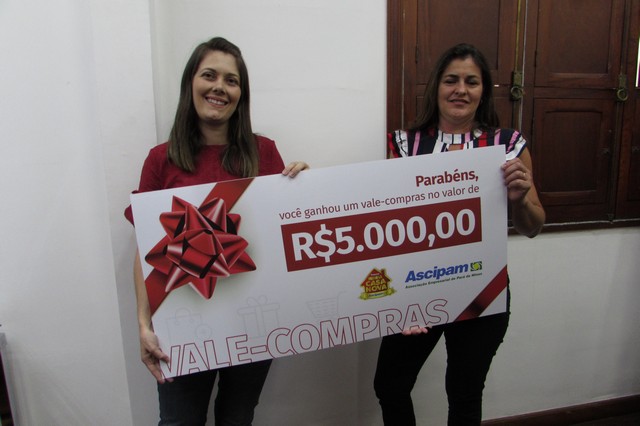 Ascipam realiza a entrega dos vales-compras sorteados nas campanhas do Dia dos Namorados