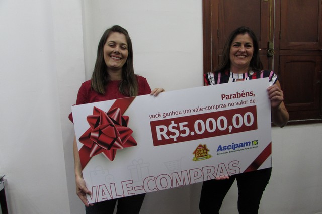 Ascipam realiza a entrega dos vales-compras sorteados nas campanhas do Dia dos Namorados