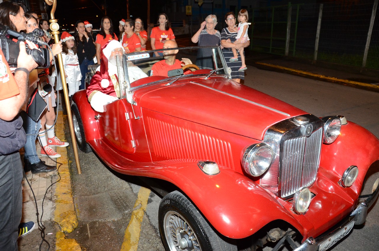 Papai Noel chega e o encanto do Natal toma conta de Pará de Minas