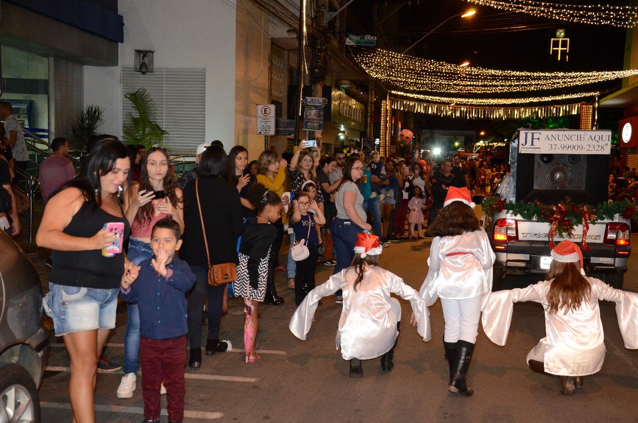 Papai Noel chega e o encanto do Natal toma conta de Pará de Minas