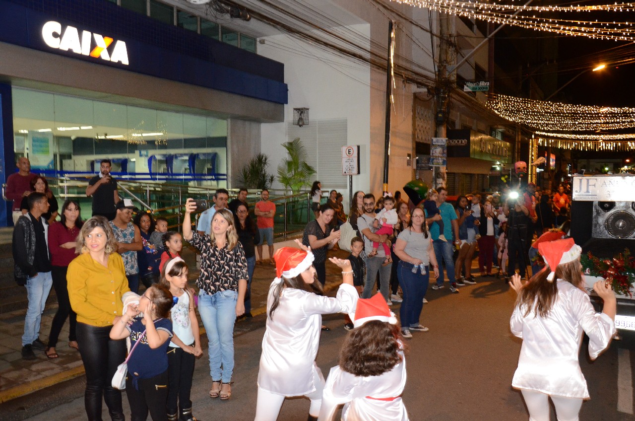 Papai Noel chega e o encanto do Natal toma conta de Pará de Minas