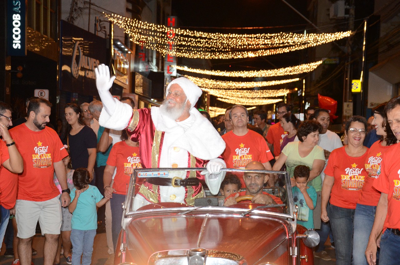 Papai Noel chega e o encanto do Natal toma conta de Pará de Minas