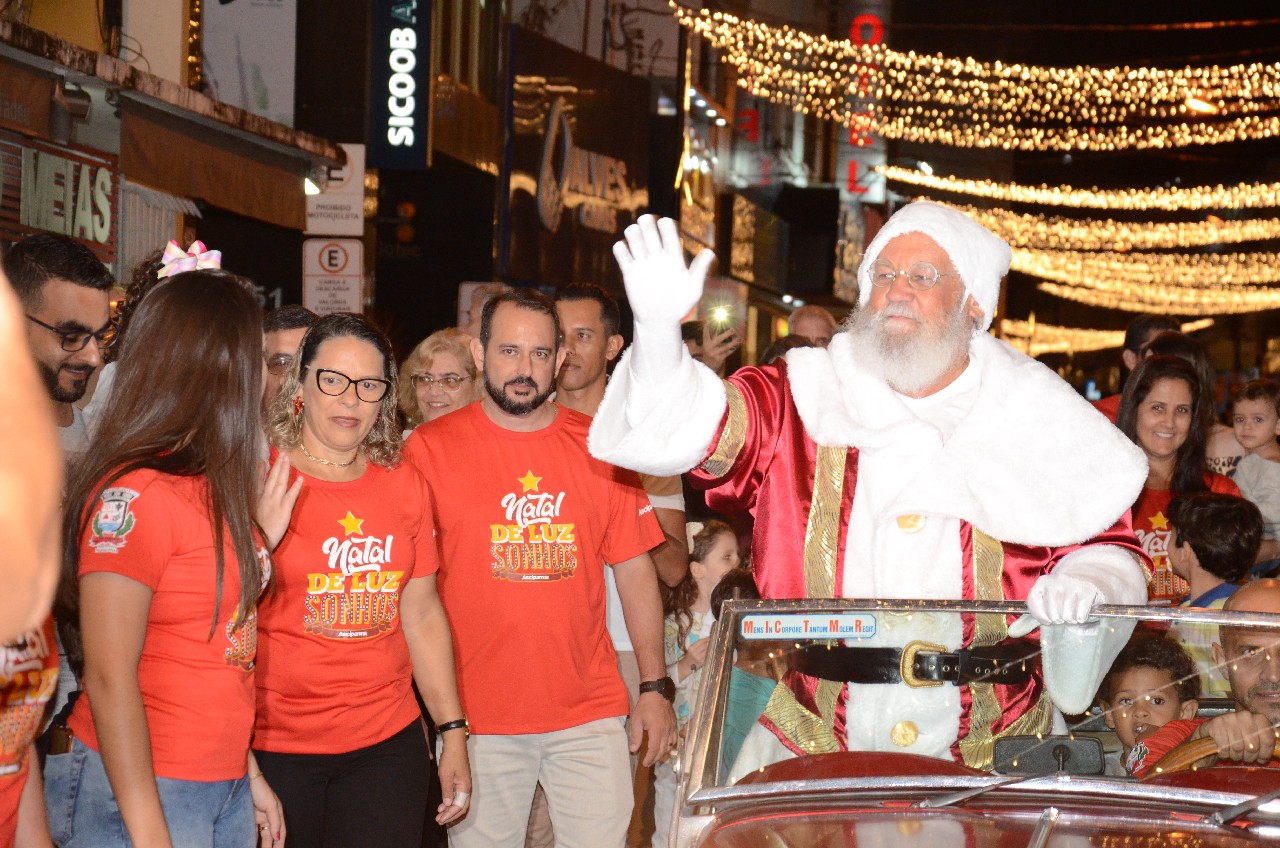 Papai Noel chega e o encanto do Natal toma conta de Pará de Minas