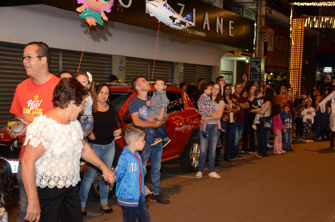 Papai Noel chega e o encanto do Natal toma conta de Pará de Minas