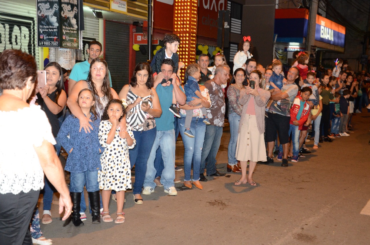 Papai Noel chega e o encanto do Natal toma conta de Pará de Minas