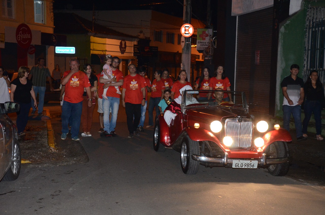 Papai Noel chega e o encanto do Natal toma conta de Pará de Minas