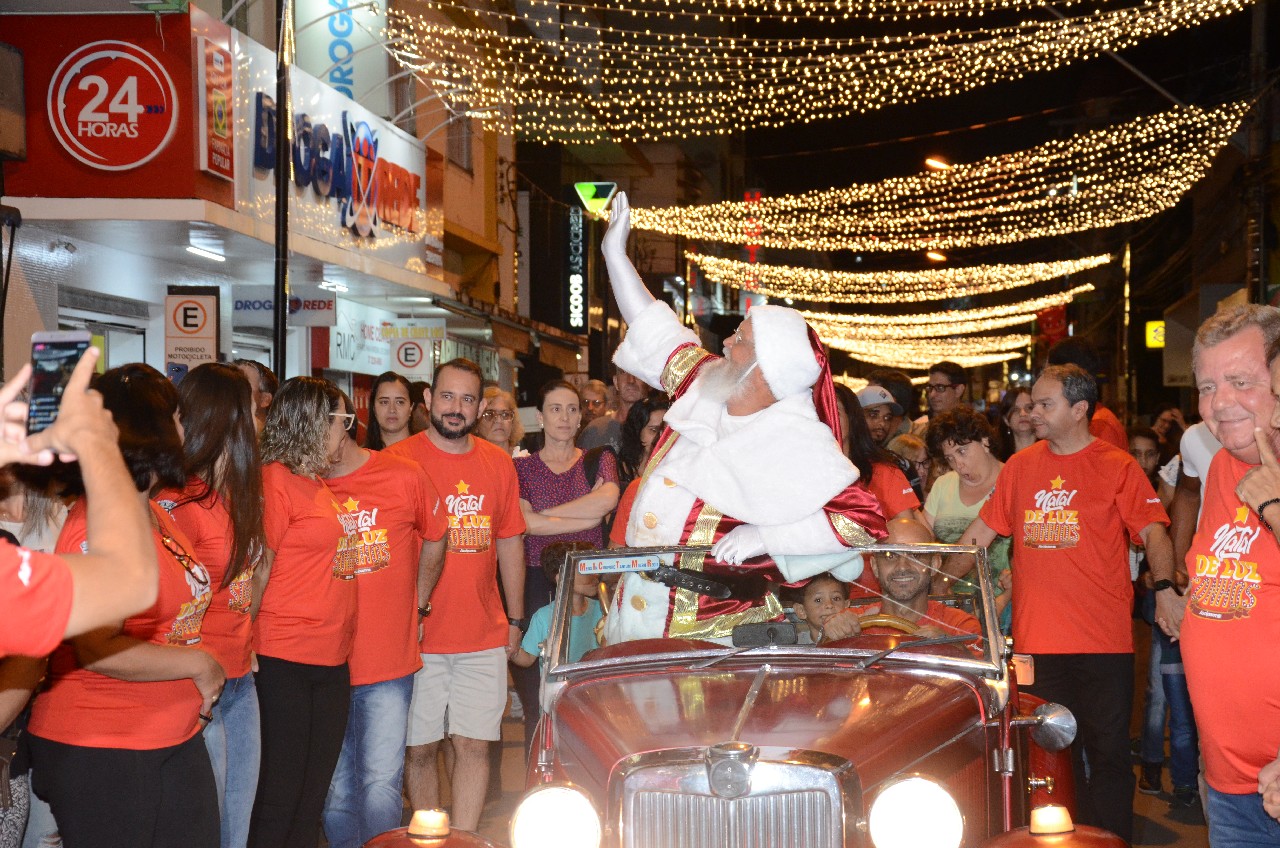 Papai Noel chega e o encanto do Natal toma conta de Pará de Minas