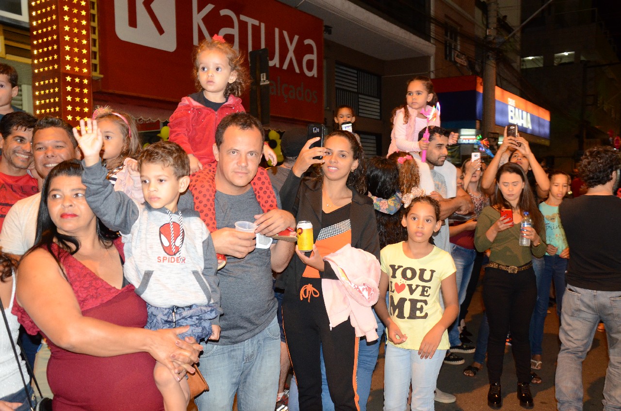 Papai Noel chega e o encanto do Natal toma conta de Pará de Minas