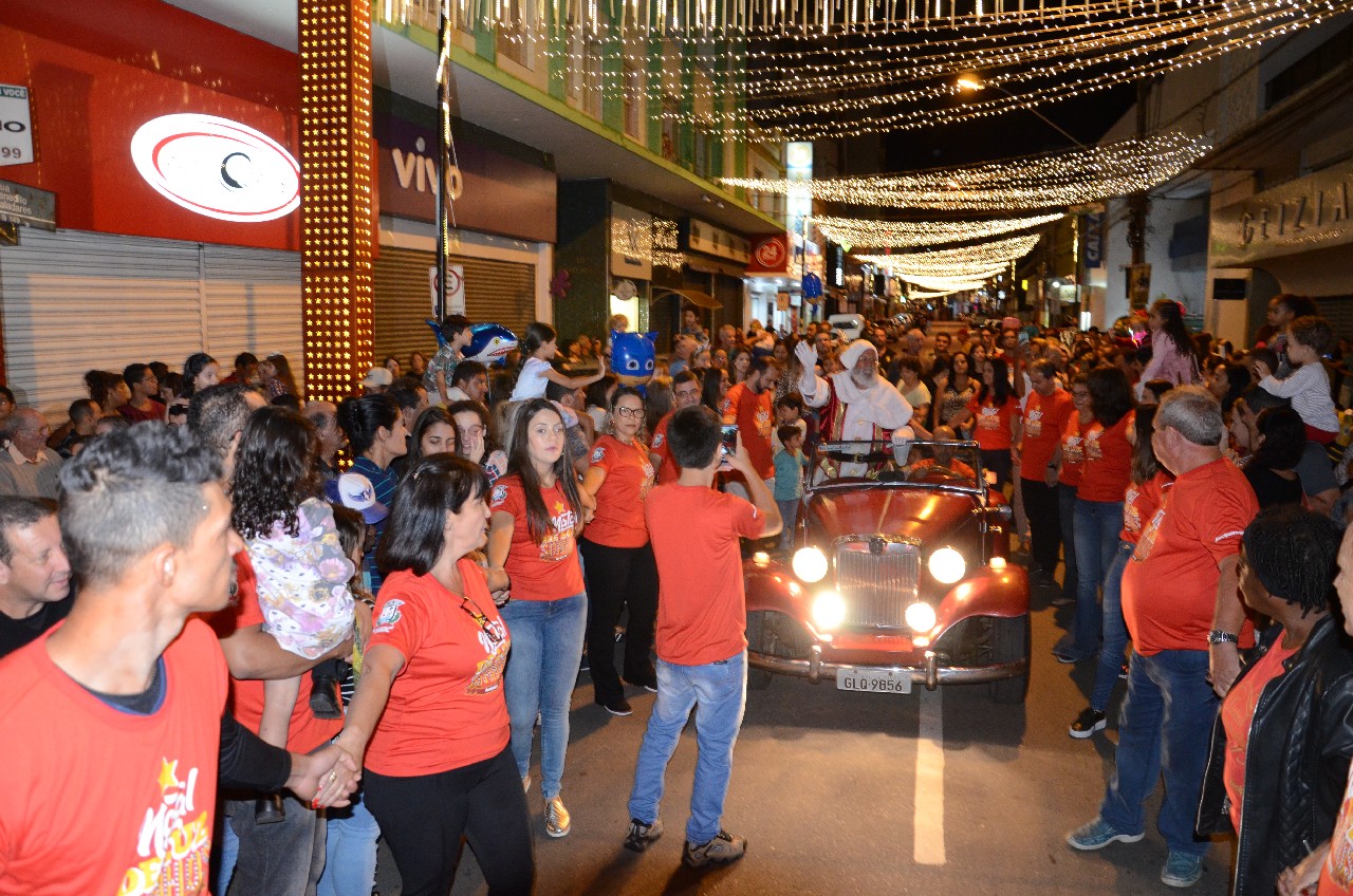 Papai Noel chega e o encanto do Natal toma conta de Pará de Minas