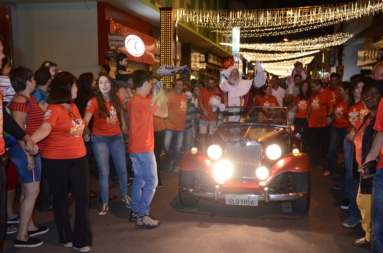 Papai Noel chega e o encanto do Natal toma conta de Pará de Minas