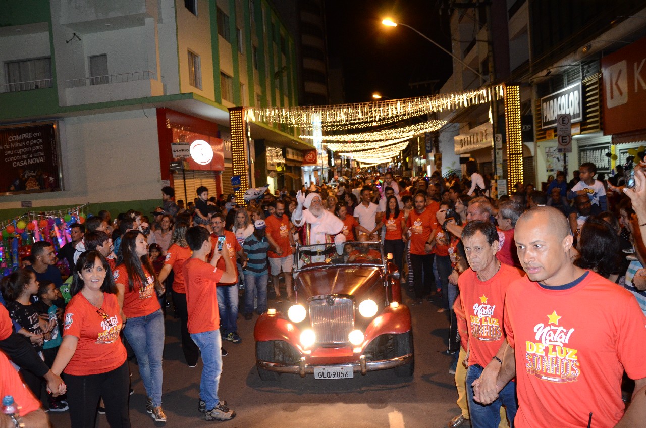 Papai Noel chega e o encanto do Natal toma conta de Pará de Minas