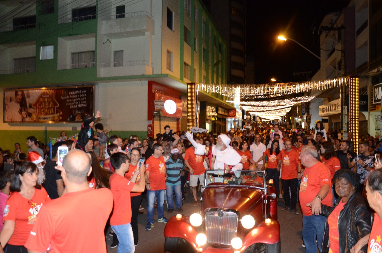 Papai Noel chega e o encanto do Natal toma conta de Pará de Minas