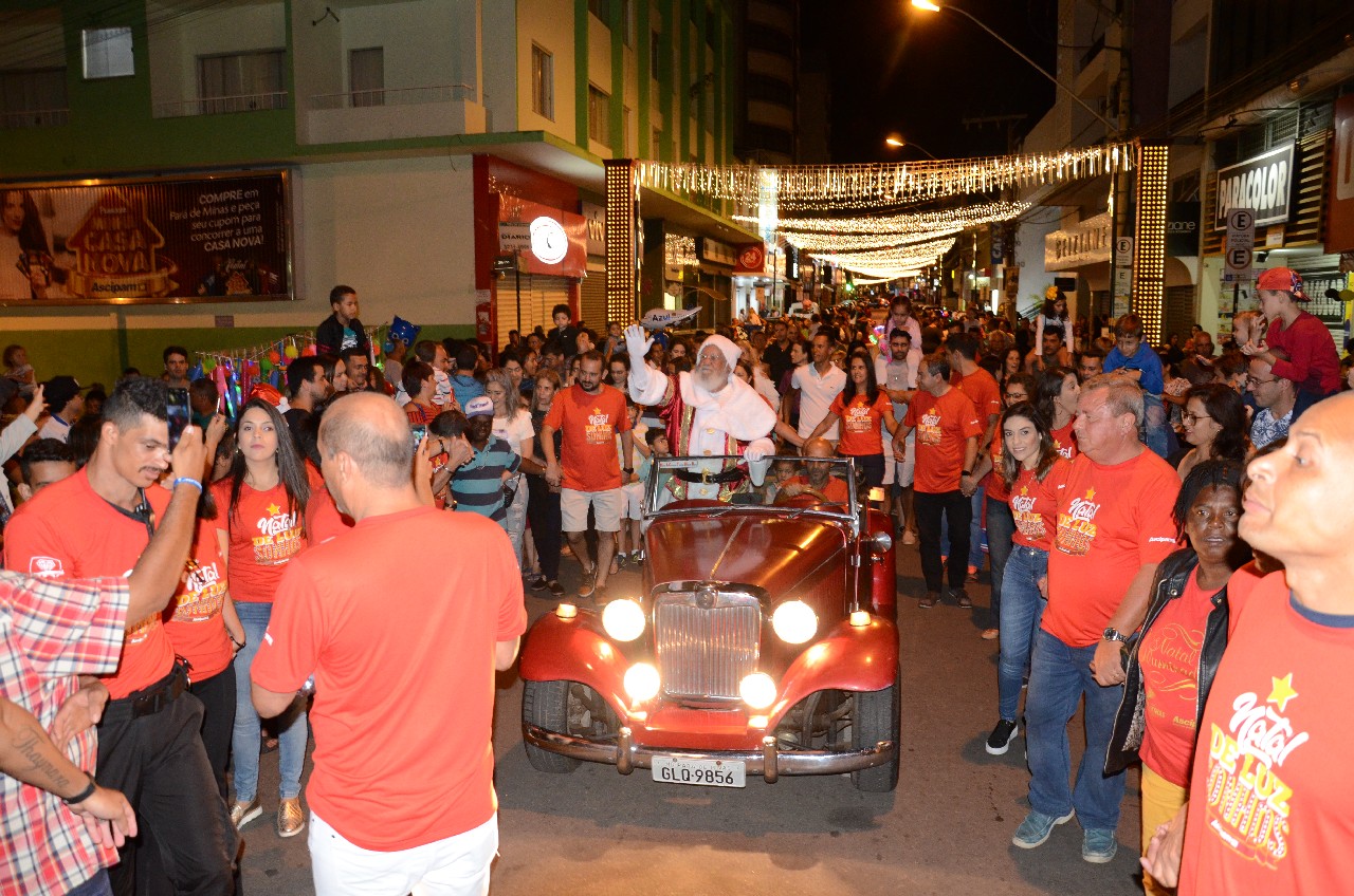 Papai Noel chega e o encanto do Natal toma conta de Pará de Minas