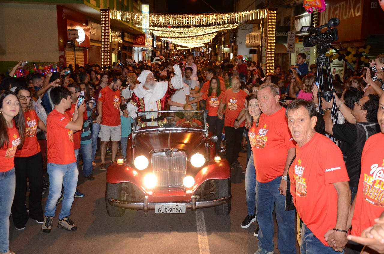 Papai Noel chega e o encanto do Natal toma conta de Pará de Minas