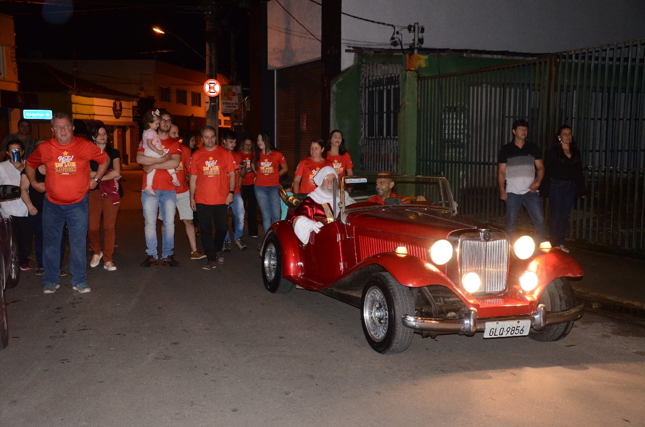 Papai Noel chega e o encanto do Natal toma conta de Pará de Minas