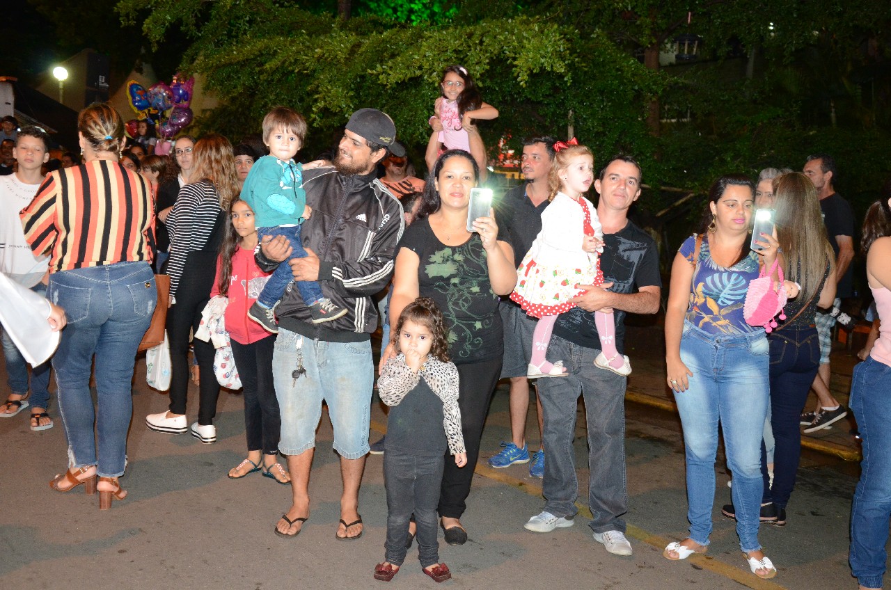 Papai Noel chega e o encanto do Natal toma conta de Pará de Minas