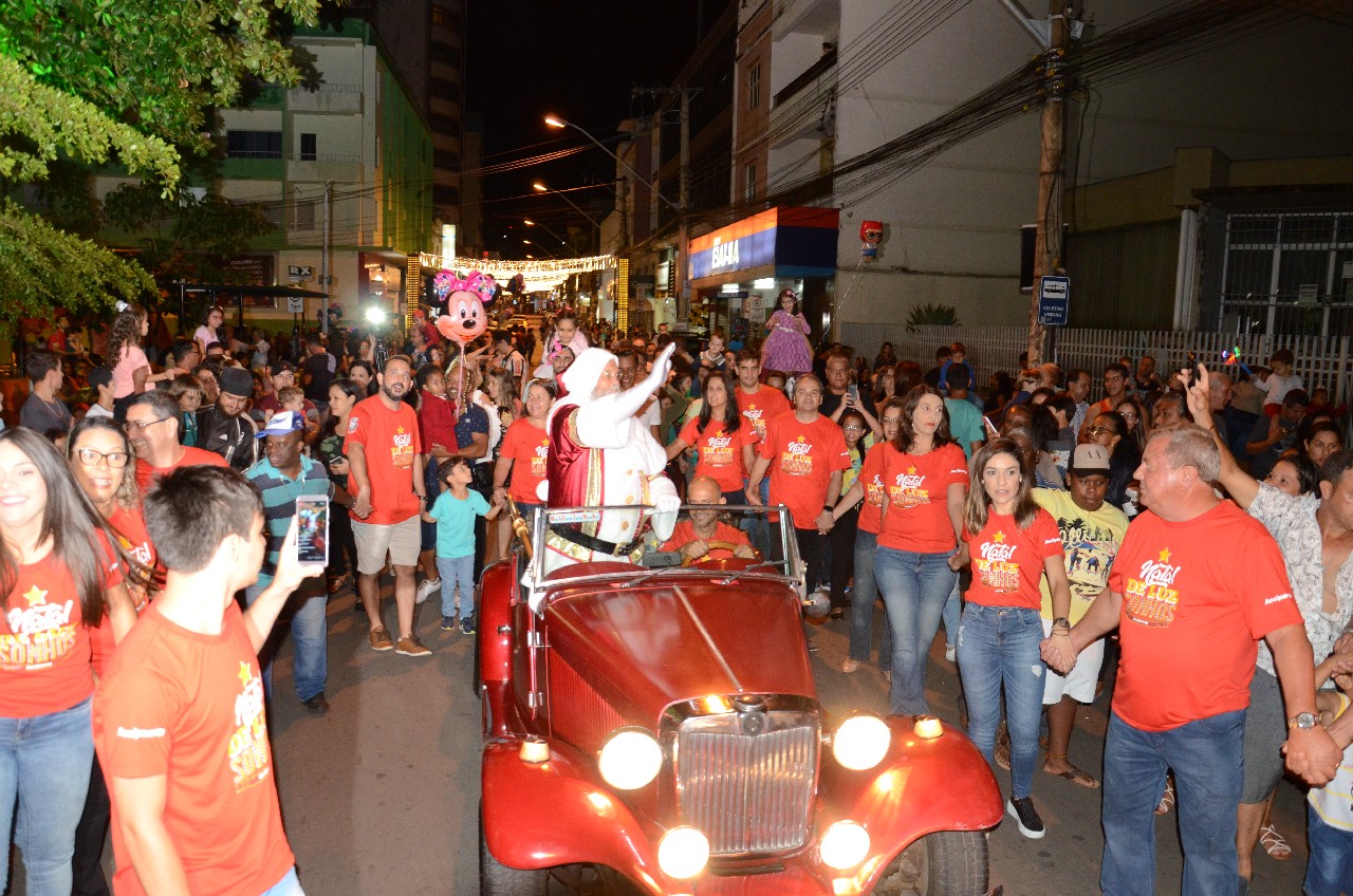 Papai Noel chega e o encanto do Natal toma conta de Pará de Minas