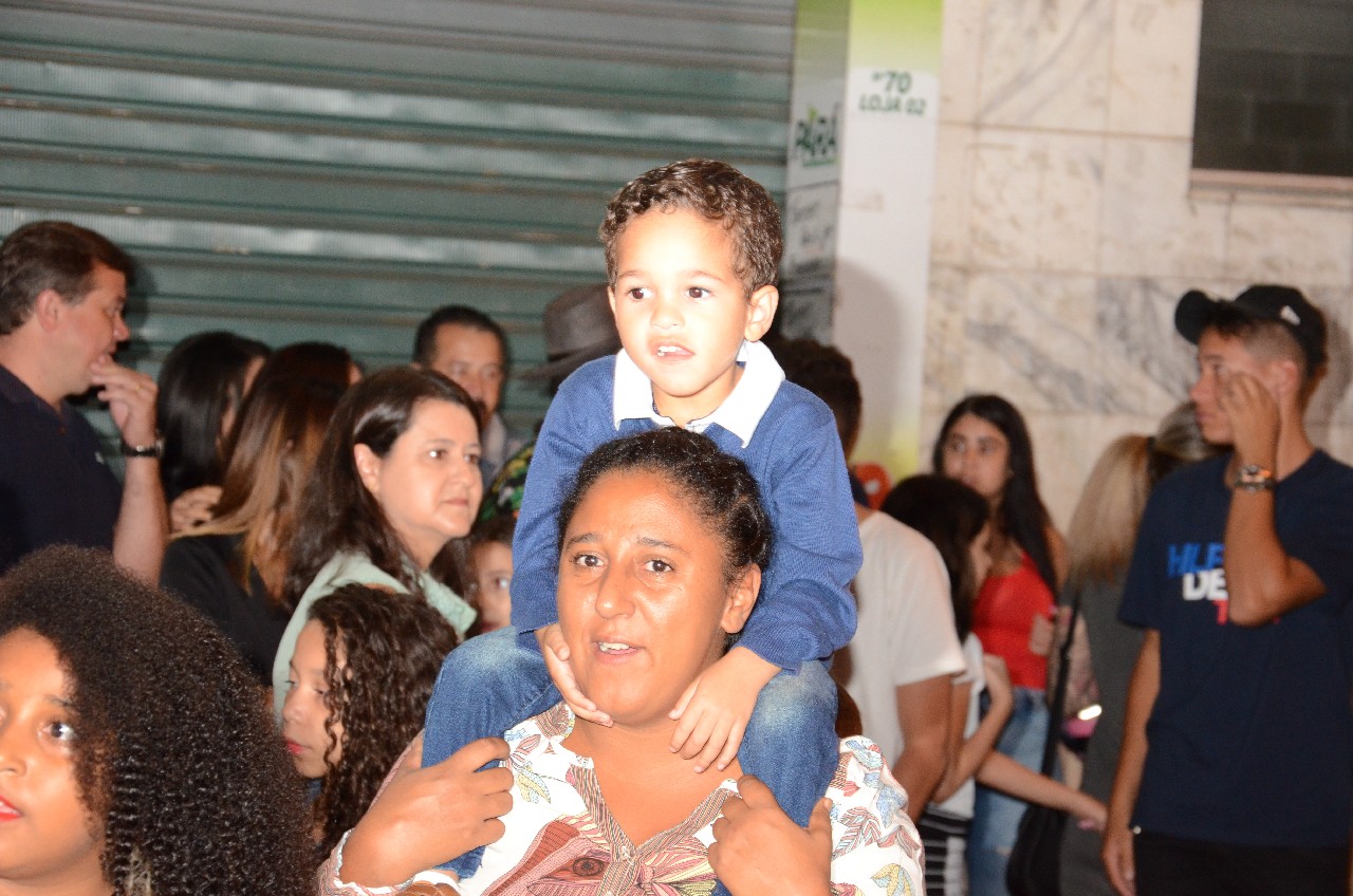 Papai Noel chega e o encanto do Natal toma conta de Pará de Minas