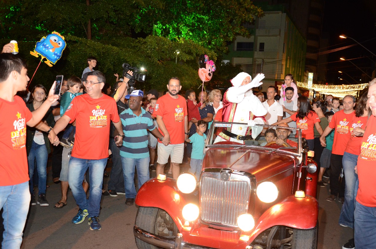 Papai Noel chega e o encanto do Natal toma conta de Pará de Minas