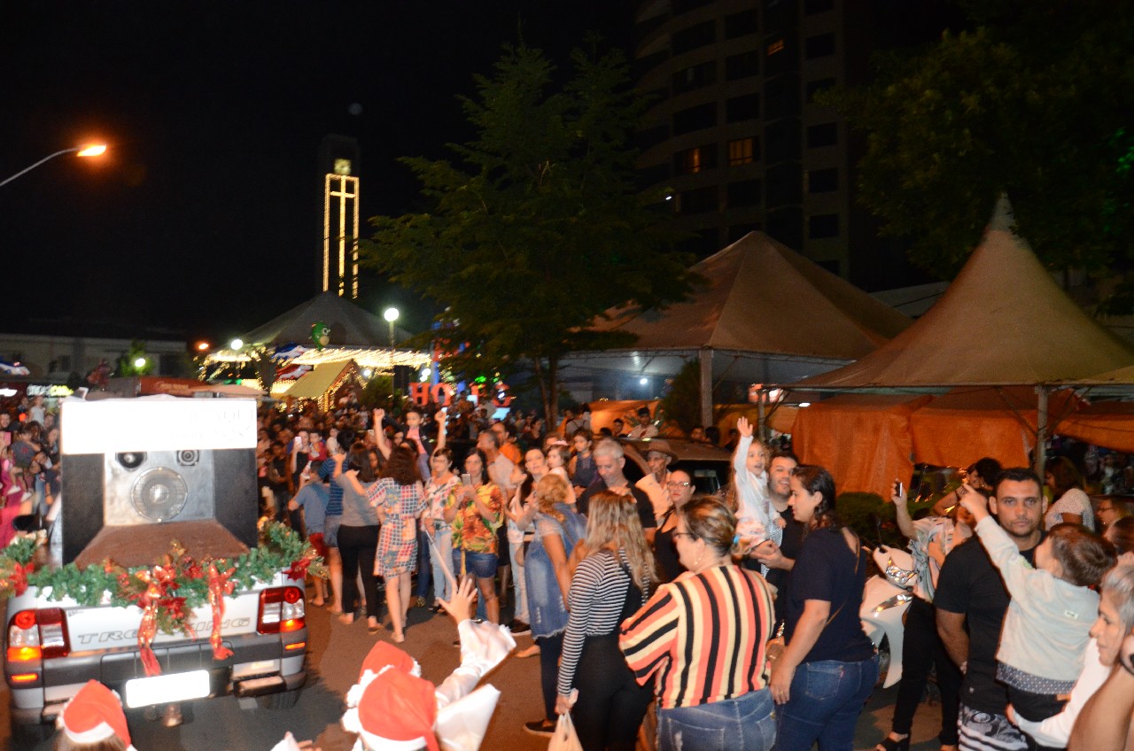 Papai Noel chega e o encanto do Natal toma conta de Pará de Minas