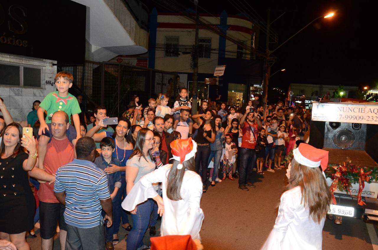 Papai Noel chega e o encanto do Natal toma conta de Pará de Minas