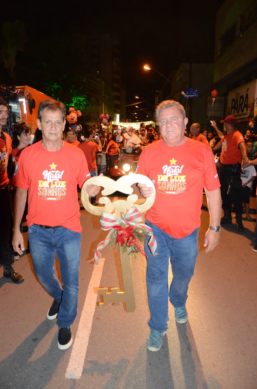 Papai Noel chega e o encanto do Natal toma conta de Pará de Minas