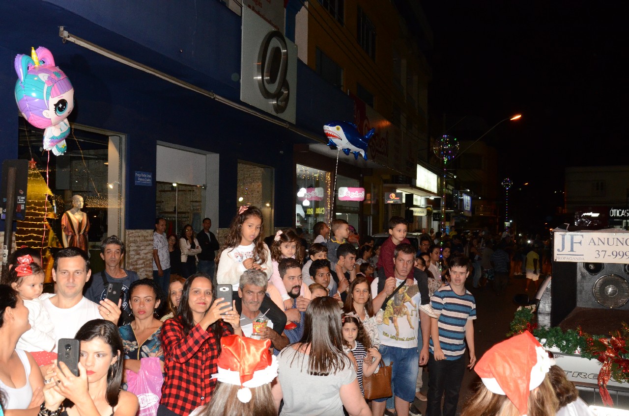 Papai Noel chega e o encanto do Natal toma conta de Pará de Minas