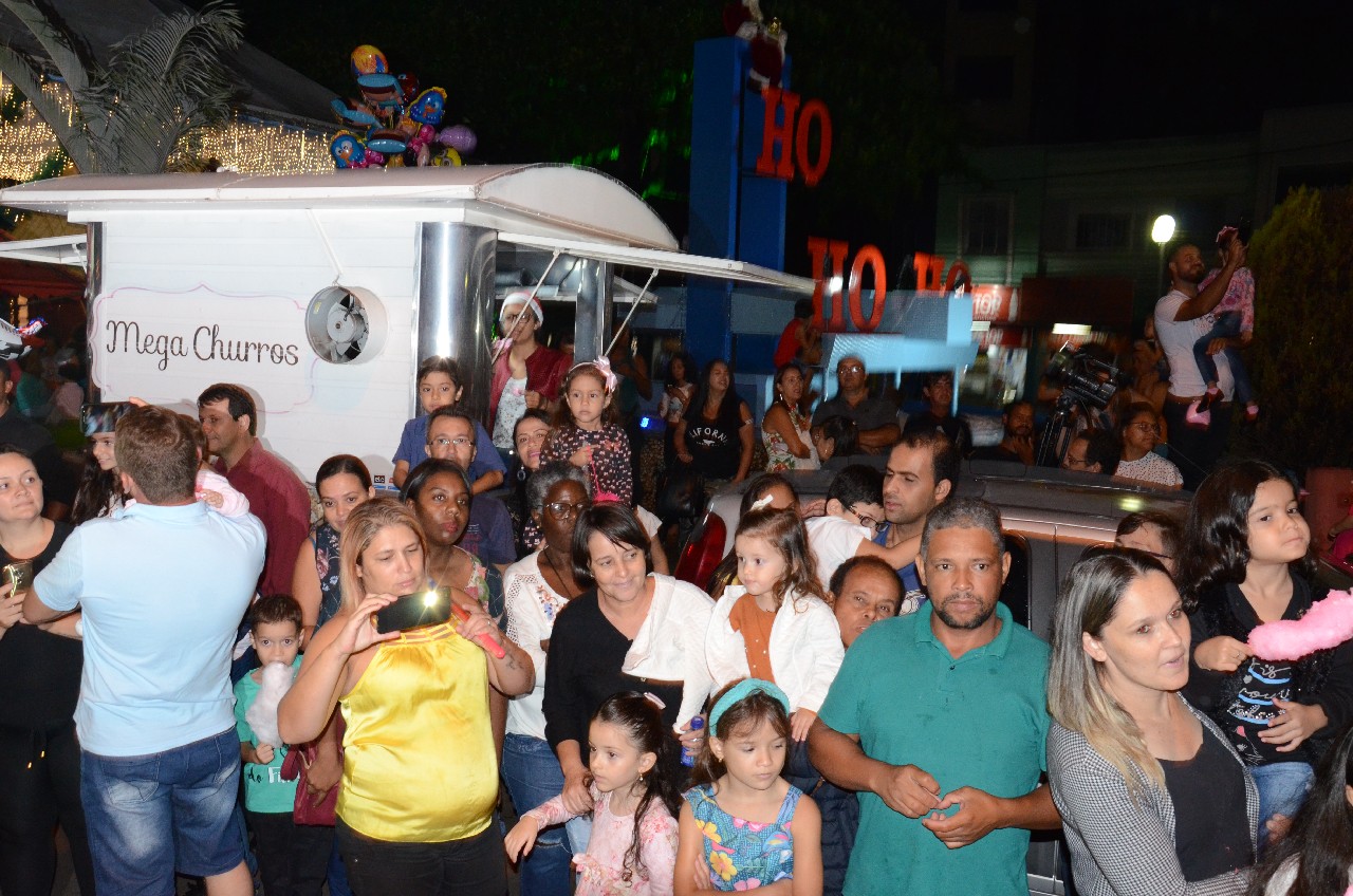 Papai Noel chega e o encanto do Natal toma conta de Pará de Minas