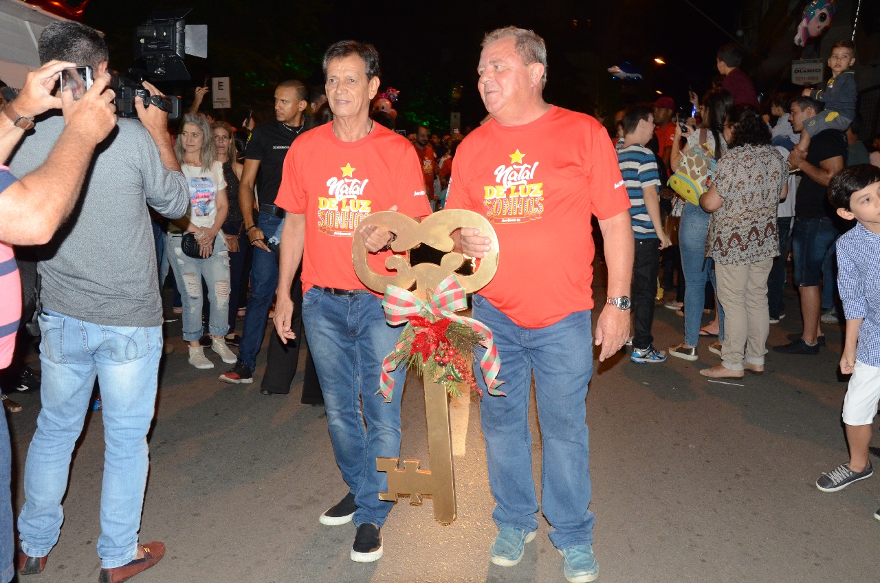 Papai Noel chega e o encanto do Natal toma conta de Pará de Minas