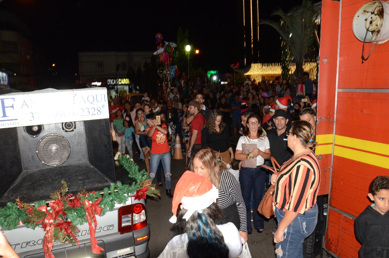 Papai Noel chega e o encanto do Natal toma conta de Pará de Minas